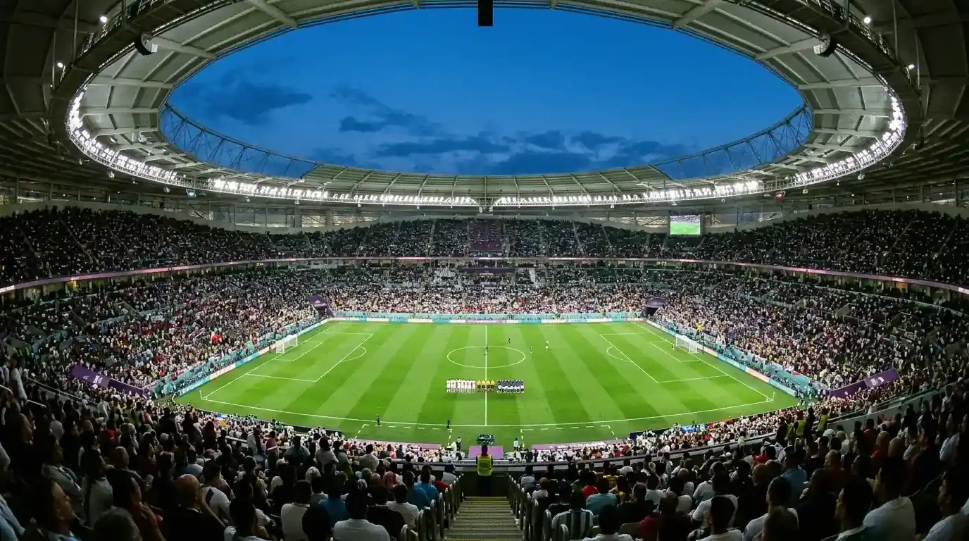 Široký záběr na vyprodaný stadion těsně před výkopem, hráči stojí v hloučku u středového kruhu